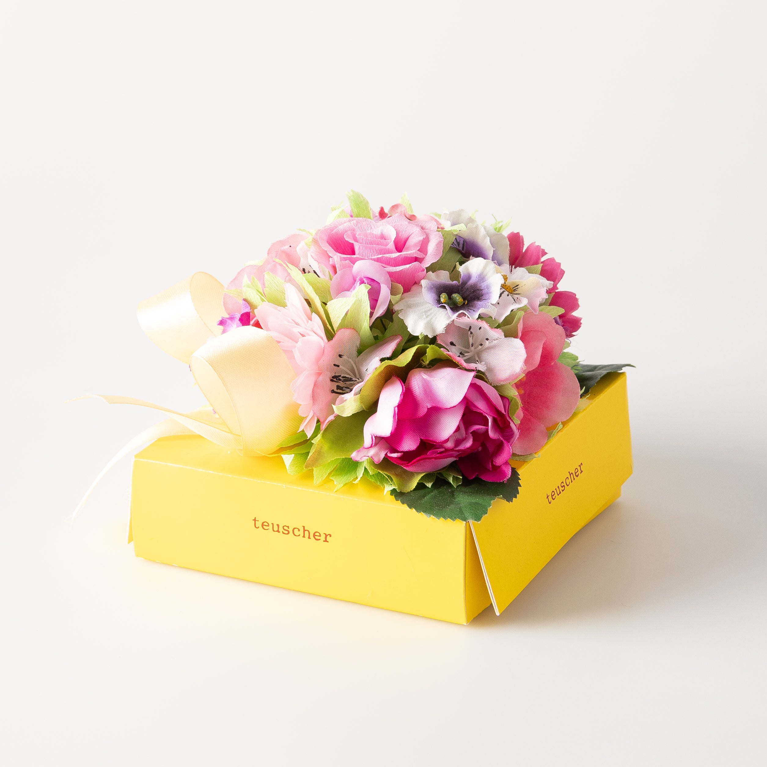 Spring fantasy box with 16 Truffles.