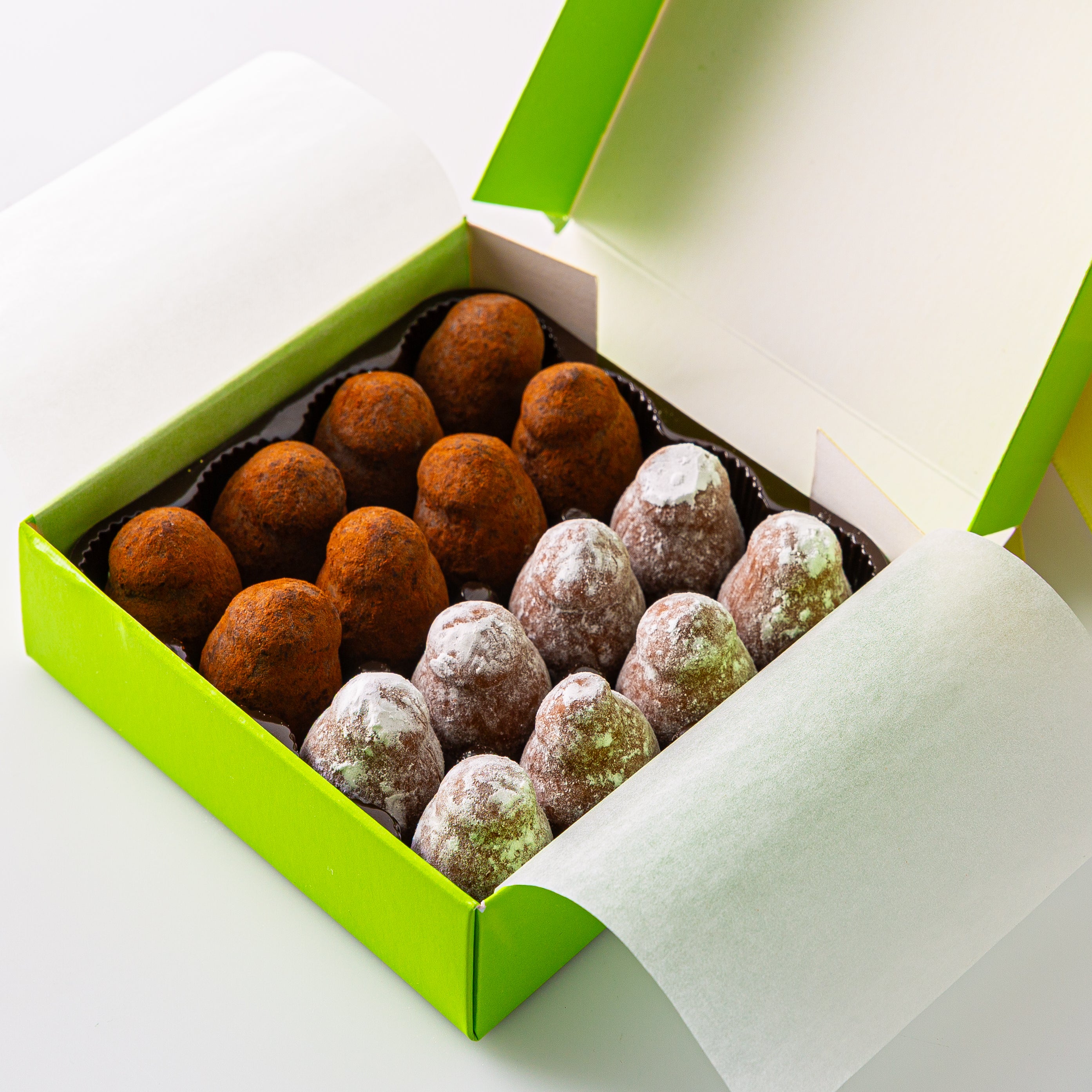 Spring fantasy box with 16 Truffles.